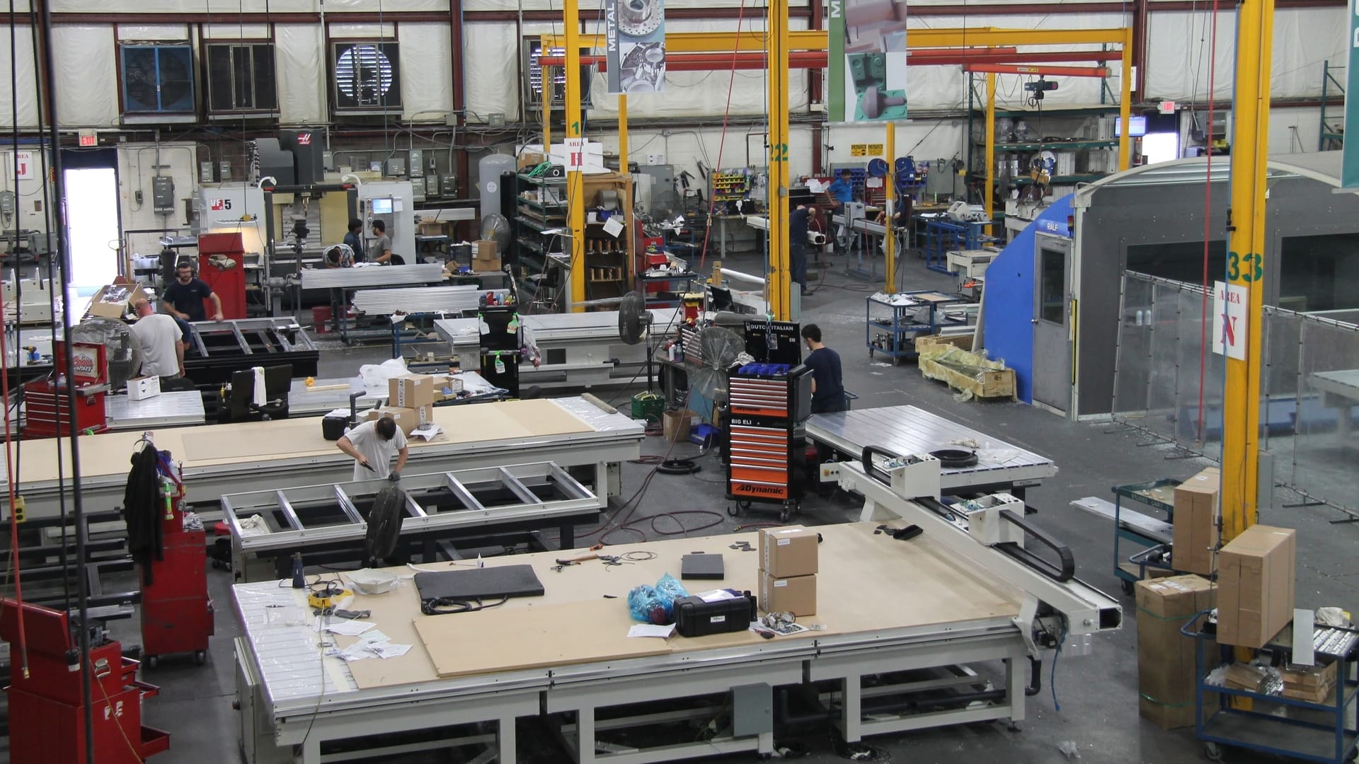 Frezarki CNC produkcji AXYZ: Dostosowane do wielu projektów CNC 1 axyz zdjecie w tle v1